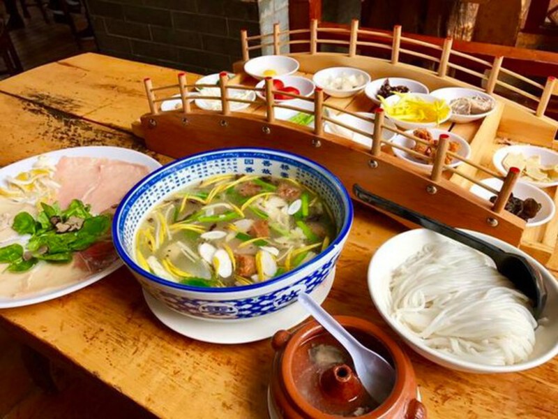 Đặc sản bún qua cầu