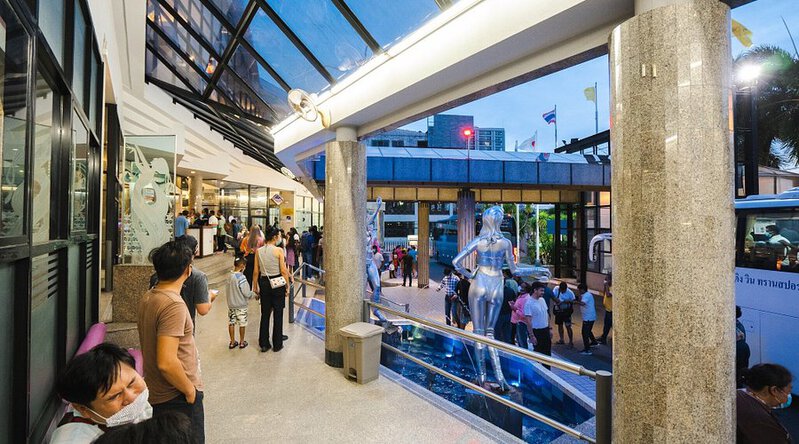 Bên ngoài nhà hát Alcazar Show