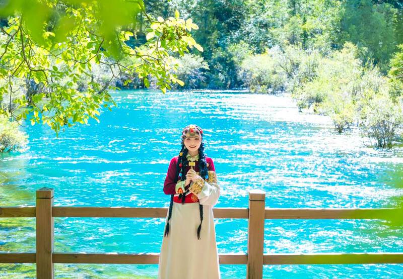 Du khách trải nghiệm trang phục dân tộc Tạng Du khách trải nghiệm trang phục dân tộc Tạng