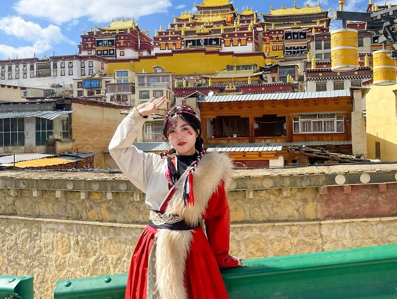 Trải nghiệm trang phục truyền thống địa phương Trải nghiệm trang phục truyền thống địa phương