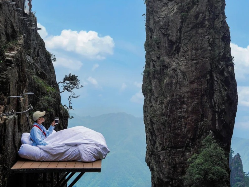 Cliff Bed Experience - trải nghiệm chiếc giường độc đáo giữa vách núi (Ảnh: Vương Nghi)