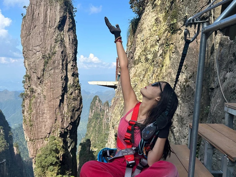 Du khách sẽ được đeo dây bảo hộ và giám sát trong suốt quá trình tham gia (Ảnh: Xi Xi)