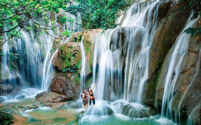 Thác Dải Yếm tung bọt trắng xóa Thác Dải Yếm tung bọt trắng xóa