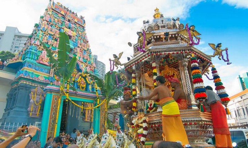 Tránh bàn luận về tôn giáo và chính trị Tránh bàn luận về tôn giáo và chính trị