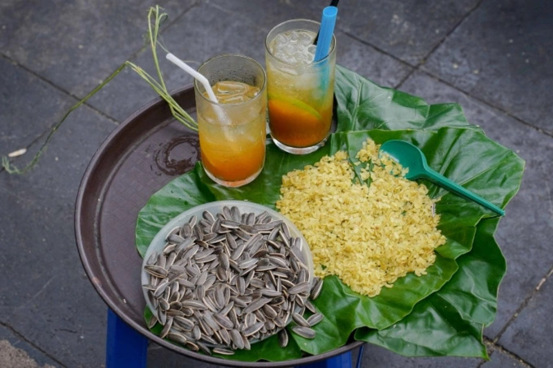 Cốm l&agrave; đặc sản m&ugrave;a thu H&agrave; Nội