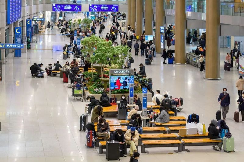 Bên trong sân bay có hệ thống tàu điện giúp hành khách di chuyển tiện lợi