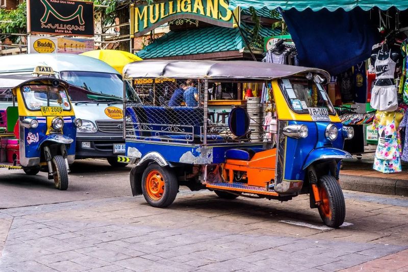 Tuk Tuk là phương tiện khá phổ biến tại Lào Tuk Tuk là phương tiện khá phổ biến tại Lào
