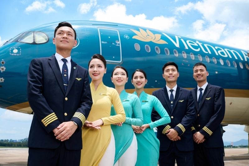 Đồng phục tiếp vi&ecirc;n v&agrave; m&agrave;u sắc nhận diện của Vietnam Airlines