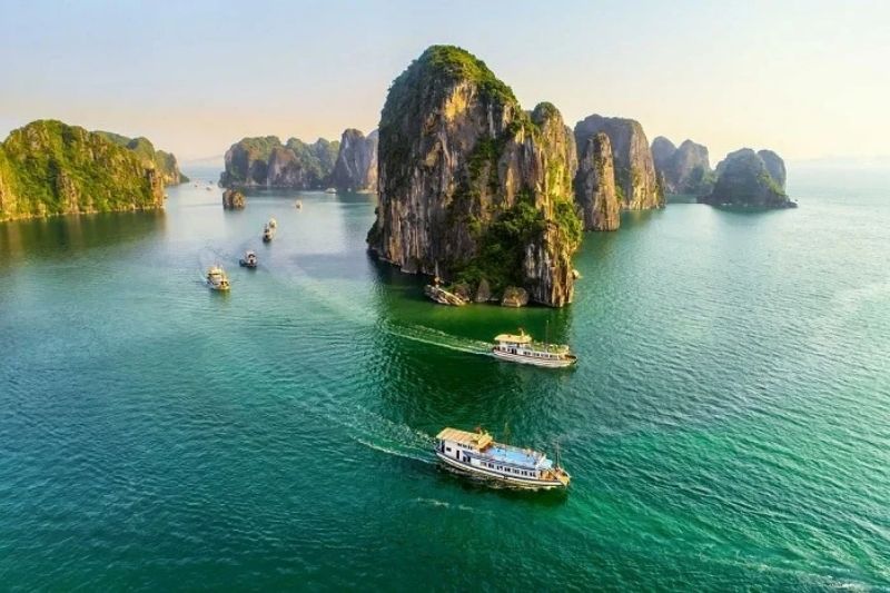 M&ugrave;a biển xanh tại Hạ Long
